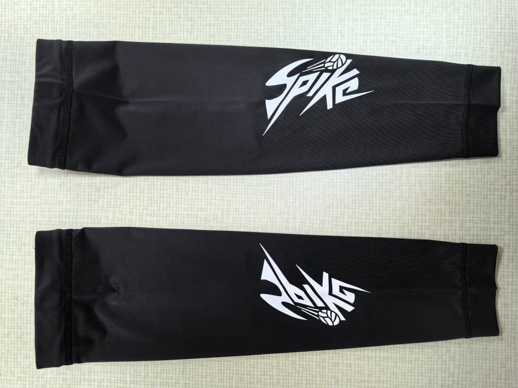 Manchons de compression avec logo SPIKE sur l'avant bras
